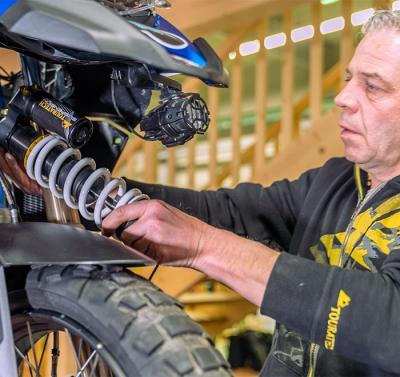 Einbau eines Touratech Suspension Fahrwerksystems im Touratech Allgäu Store